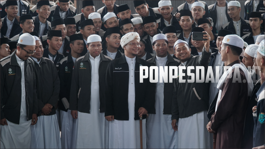 Sayyidul Walid Abah Guru Kh.Syairazi Di Upacara Hari Kemerdekaan ke-80 di Pondok Pesantren Dalam Pagar Kandangan