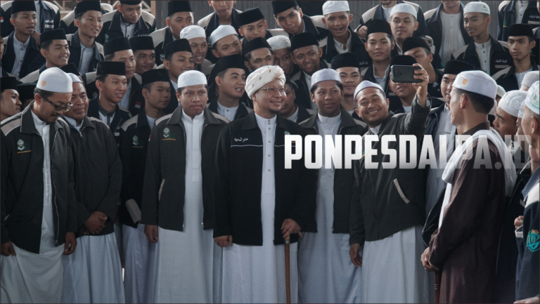 Sayyidul Walid Abah Guru Kh.Syairazi Di Upacara Hari Kemerdekaan ke-80 di Pondok Pesantren Dalam Pagar Kandangan